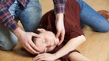 Parmi les gestes de premiers secours, le plus connu reste sûrement la PLS, la position latérale de sécurité