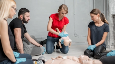 Se former aux gestes de premiers secours pour savoir comment réagir face à un enfant en situation d’urgence