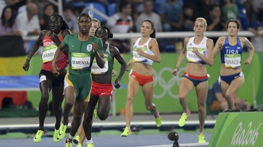 Le 20 août 2016, à Rio de Janeiro au Brésil, pendant les Jeux Olympiques, l'athlète sud-africaine Caster Semenya devance ses concurrentes durant l'épreuve du 800 mètres
