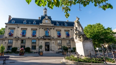 La mairie de Saint-Ouen autorise ses employées qui souffrent de règles douloureuses ou d'endométriose à prendre un congé menstruel.