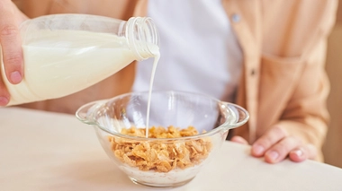 Des nitrosamines ont été trouvées dans différents types de denrées alimentaires, comme des charcuteries, du poisson transformé, du cacao, de la bière, du lait ou encore des céréales.