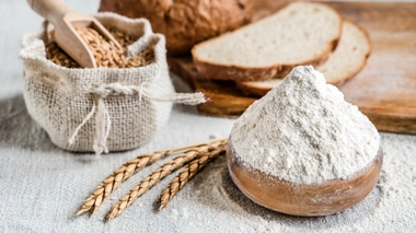 La farine de blé contient essentiellement de l'amidon et des protéines, certaines solubles, d'autres insolubles, constituant le gluten