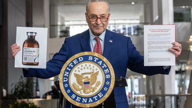 Le sénateur Charles Schumer prend la parole lors d'une séance d'information sur la Xylazine liée aux décès par overdose à New York, le 26 mars 2023