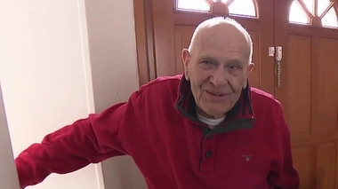 À 101 ans, ce médecin soigne encore plus de 400 patients