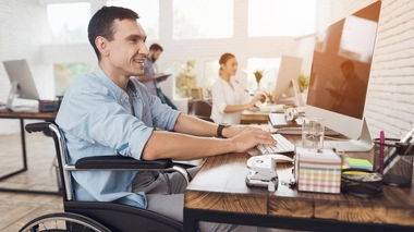 Fauteuils roulants, AESH, emploi... les promesses du Président en matière de handicap