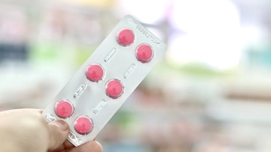 L’ibuprofène et le kétoprofène peuvent masquer des symptômes comme la douleur ou la fièvre et entraîner un retard de diagnostic et de prise en charge.