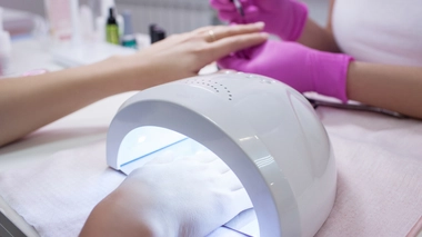 Le vernis semi-permanent, qui dure de deux à trois semaines sans s'écailler, est le plus souvent appliqué dans des ongleries, des instituts de soins spécialisés dans les manucures et qui ont essaimé en France depuis quelques années