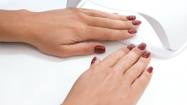 Vernis semi-permanent : attention aux lampes à UV !