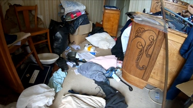 Le syndrome de Diogène est un trouble amenant une personne à entasser des déchets et à vivre dans des conditions d’hygiène déplorables