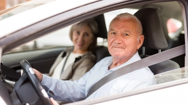 Les personnes âgées peuvent rencontrer des difficultés à conduire, notamment à cause de la détérioration de leurs sens