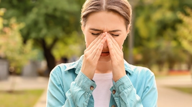 Les allergies aux pollens causent entre autres des éternuements et un écoulement nasal