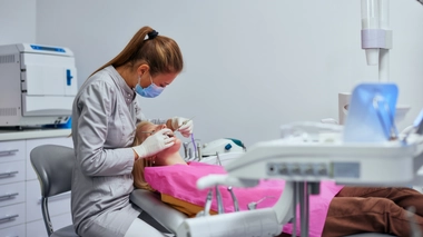 Les embouts étaient bien stérilisés entre chaque patient mais le reste de l'appareil était simplement désinfecté. 