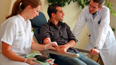 L'hémochromatose se soigne grâce aux saignées.