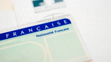 "On peut imaginer un modèle où, à compter d'une certaine date, quand vous refaites votre carte d'identité, cela devient automatiquement votre carte Vitale", affirme Gabriel Attal.