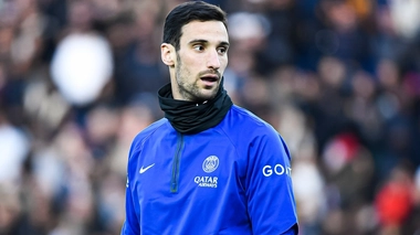 Au Parc des Princes, le 24 février 2023, Sergio Rico s'entraine devant les supporter parisiens