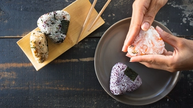 L'onigiri est un triangle ou une boulette de riz blanc assaisonné, enveloppée d'une feuille d'algue