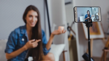 Certains influenceurs aux millions d'abonnés peuvent peser sur les comportements de consommation, notamment ceux des jeunes.