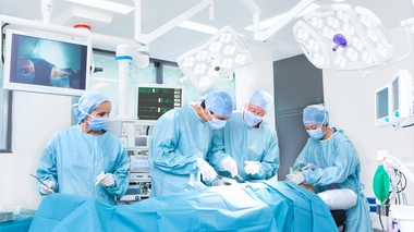 Compresses et gants oubliés lors d'une opération : comment surviennent ces incidents ?