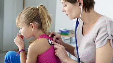 La tuberculose touche les poumons et provoque souvent une toux, accompagnée de douleurs dans le thorax.