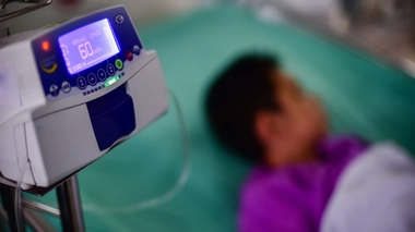 Les symptômes de la méningite comprennent une fièvre et une raideur du cou, souvent associées à des vomissements et des maux de tête.