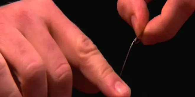 Puis posez-le au centre de l'hématome et percez