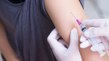 Les injections seront réalisées par des "équipes mobiles" de soignants extérieurs à l'établissement, sous l'égide de "centres de vaccination" déjà identifiés 