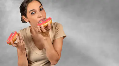 Les compulsions correspondent à l'absorption d'une grande quantité d'aliments caloriques.