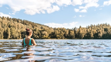 Les amibes Naegleria fowleri sont présentes dans l'eau douce des lacs, étangs et rivières à plus de 26°C