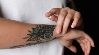 Le lavage et l'application d'une crème cicatrisante sur un tatouage récent sont essentiels pour éviter les complications