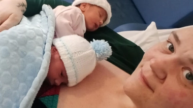 "Je pensais avoir accouché de mon fils, mais la sage-femme m’a dit : « Maintenant les deux bébés sont là »", raconte Diane McLaren