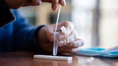 "Le virus continue de circuler dans tous les pays, continue de tuer et continue de changer", a souligné le directeur général de l'OMS Tedros Adhanom Ghebreyesus