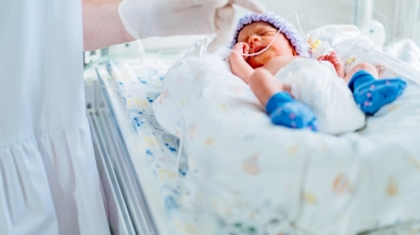 Lucy Letby aurait injecté de l'air par intraveineuse aux nouveau-nés, elle aurait utilisé leurs sondes naso-gastriques pour envoyer de l'air ou une surdose de lait dans leur estomac.