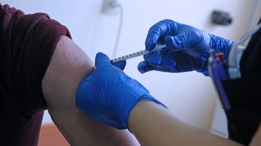 Le nouveau vaccin à ARN messager approuvé, appelé Comirnaty Omicron XBB.1.5, est destiné à prévenir le Covid-19 chez les adultes et les enfants à partir de six mois