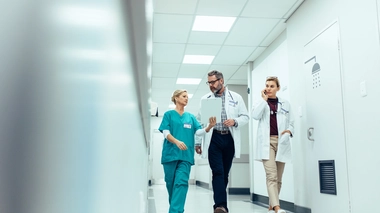 "On va majorer de 25% la rémunération pour les aides-soignantes, les infirmières", a annoncé Elisabeth Borne, la Première ministre