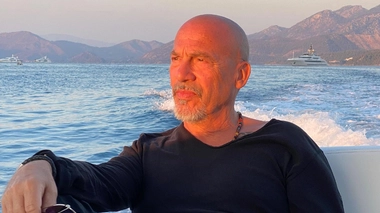 Le chanteur de 61 ans garde le moral malgré de lourds traitements contre le cancer