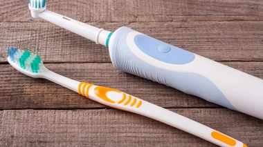 Brosse à dents électrique ou manuelle, laquelle choisir ?