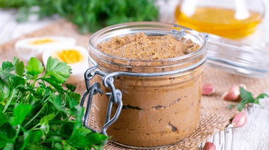 Le plus souvent, les personnes sont atteintes du botulisme en raison d'aliments contaminés