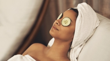 Les concombres sur les yeux est une astuce connue... qui vaut autant que deux cuillères de métal