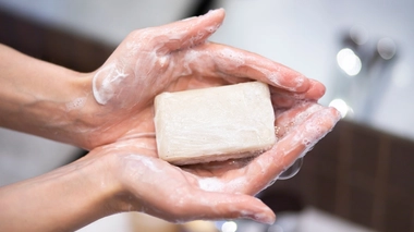 Solides ou liquides, voici les savons les plus sales à oublier pour vous laver les mains