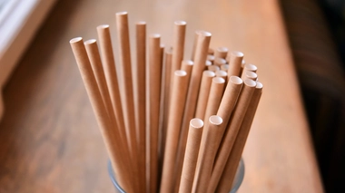 Les pailles en carton, qui ont petit à petit remplacé celles en plastiques, pourraient être plus nocives pour la santé