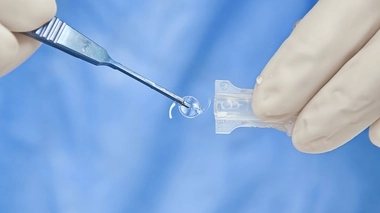 Les symptômes apparaissent en général un mois après l'opération