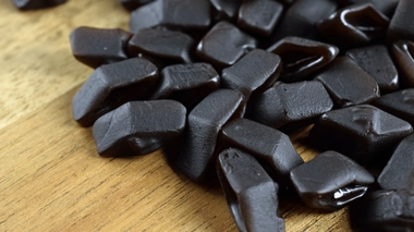 Le salmiak, friandise nordique réputée, contient du chlorure d'ammonium, ce qui lui confère ce goût si particulier