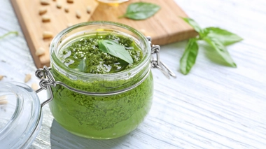 La recette du pesto maison aux fanes