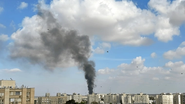 BIÈRE SHEVA, ISRAËL - 7 OCTOBRE 2023 : Une colonne de fumée sur le site d'une roquette du Hamas tombée de la bande de Gaza