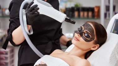 Envie d'une peau plus douce, plus lumineuse, repulpée et hydratée, sans passer par le bistouri ?