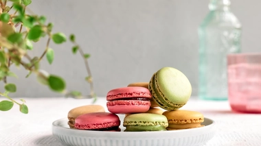 Raphaël Haumont inspiré par Pierre Hermé lève tous les secrets et vous dévoile la recette des macarons.