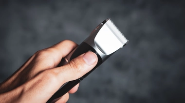 Depuis des années, la tendance mode demande aux hommes de se séparer de leurs poils.