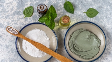 Vous êtes tentés de fabriquer vous-mêmes votre dentifrice avec des produits naturels, comme l'argile.