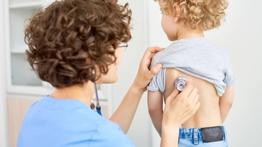 Une infection à Mycosplasma pneumoniae se traduit généralement par une trachéo-bronchite, accompagnée d’une forte toux