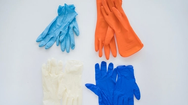Porter des gants pour protéger ses mains au cours des différents travaux ménagers permet d'éviter les irritations de la peau,